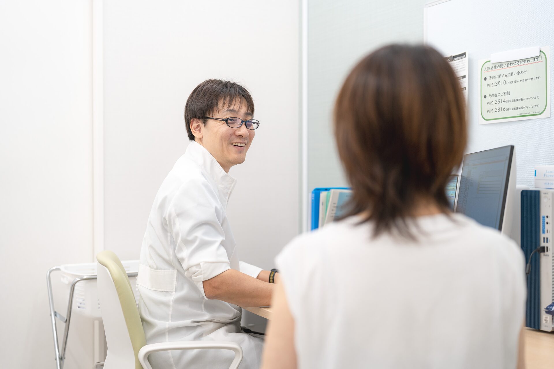 外来での患者さんとの相談風景