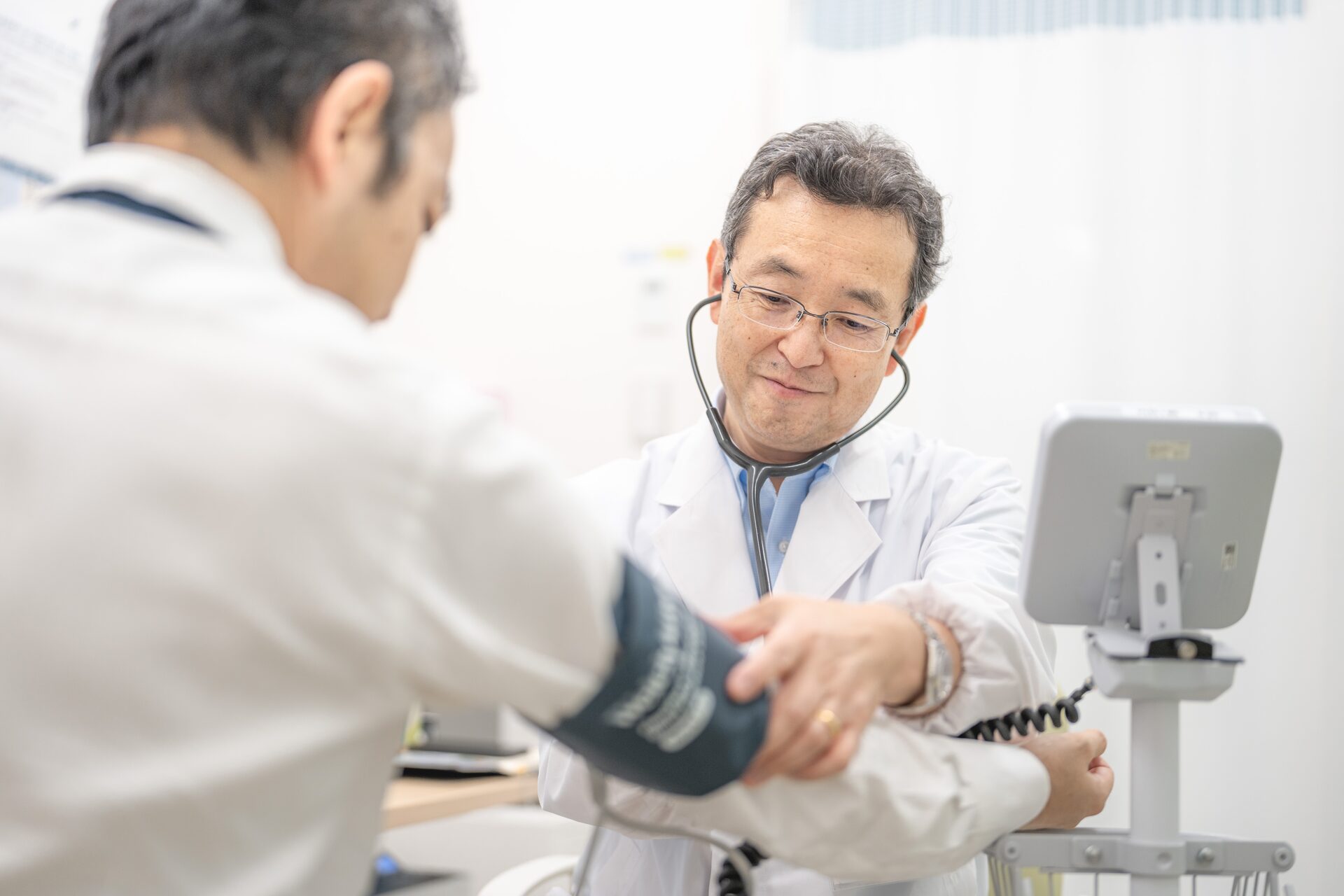 外来での診察風景（血圧測定）